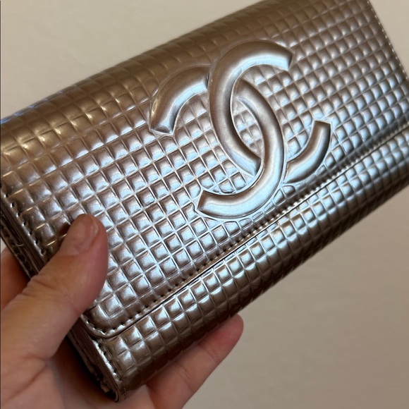 NEW vintage CHANEL Metallic Silver Y2K bifold Christmas gift Quilted Wallet - Picture 3 of 11